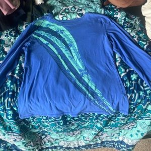 I don’t know the brand nor size but I think it’s a 6 women’s, blue